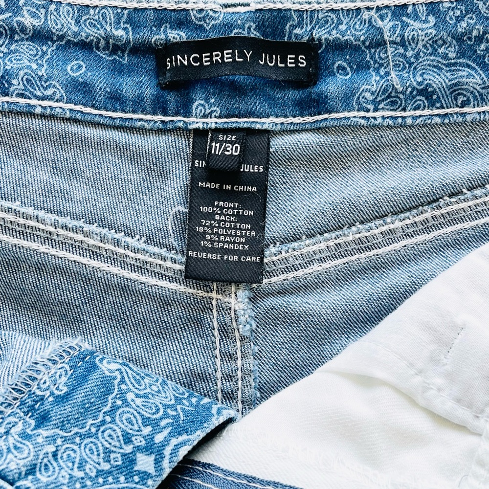 NWT Sincerely Jules Blue and White Paisley Women Shorts -Size 11 - Picture 5 of 8